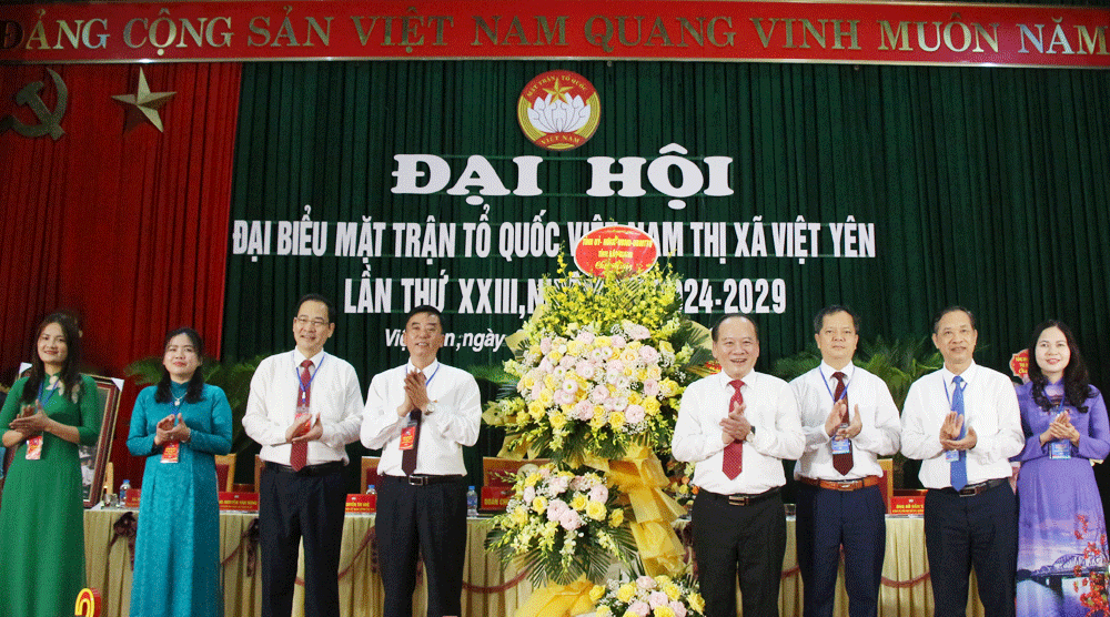 Đồng chí Trần Công Thắng tặng hoa chúc mừng Đại hội.