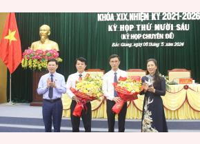 Các đồng chí: Lê Thị Thu Hồng, Lê Ánh Dương chúc mừng các đồng chí vừa được bầu là Ủy viên UBND tỉnh.