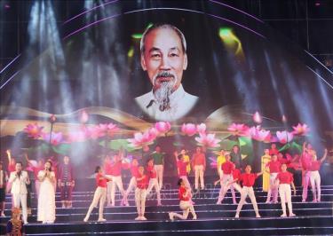 Chương trình nghệ thuật đặc biệt bế mạc Lễ hội Làng Sen là hoạt động chính trị, văn hóa có ý nghĩa quan trọng, thể hiện lòng biết ơn, thành kính đối với Chủ tịch Hồ Chí Minh.