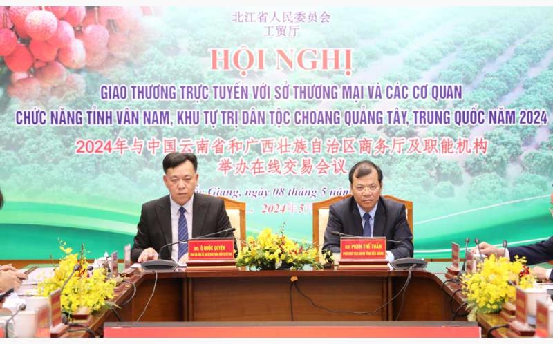 Ngài Ô Quốc Quyền và đồng chí Phan Thế Tuấn dự tại điểm cầu tỉnh Bắc Giang.