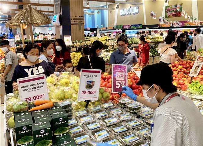 Khách hàng mua sắm tại Siêu thị Aeon Mall, quận Tân Phú, TP Hồ Chí Minh. Ảnh minh họa: TTXVN phát