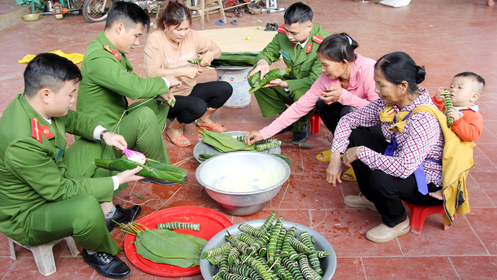 Thượng úy Diệp Đình Phương (thứ hai từ trái qua) và đồng đội 