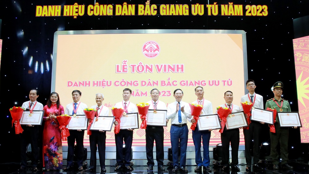 Các đồng chí: Lê Ánh Dương, Lâm Thị Hương Thành trao danh hiệu Công dân Bắc Giang ưu tú năm 2023 cho các cá nhân.