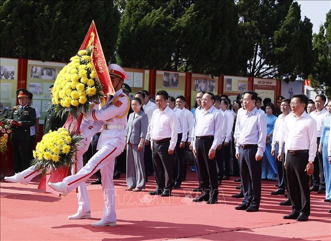 Chủ tịch nước Võ Văn Thưởng dâng hoa, dâng hương tưởng nhớ Chủ tịch Hồ Chí Minh tại Di tích Quốc gia đặc biệt Khu lưu niệm Chủ tịch Hồ Chí Minh ở huyện đảo Cô Tô, tỉnh Quảng Ninh. Ảnh: Thống Nhất/TTXVN