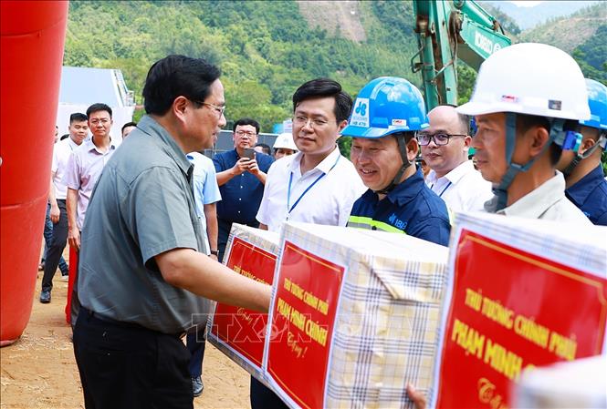 Thủ tướng Phạm Minh Chính động viên, tặng quà các đơn vị thi công cao tốc Hòa Bình - Mộc Châu. Ảnh: Dương Giang/TTXVN