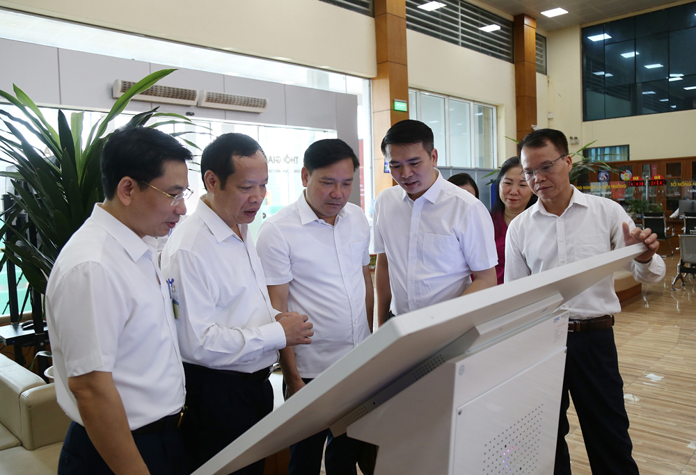 Đoàn giám sát kiểm tra cơ sở vật chất, công tác giải quyết thủ tục hành chính tại Trung tâm Phục vụ hành chính công tỉnh.