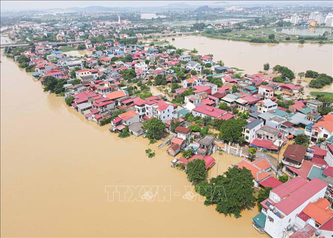 Nhà cửa của người dân Bắc Ninh bị nước lũ bủa vây.