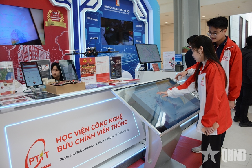 Trưng bày một số sản phẩm khoa học - công nghệ của Học viện Công nghệ bưu chính viễn thông. Ảnh: HOÀNG CHUNG