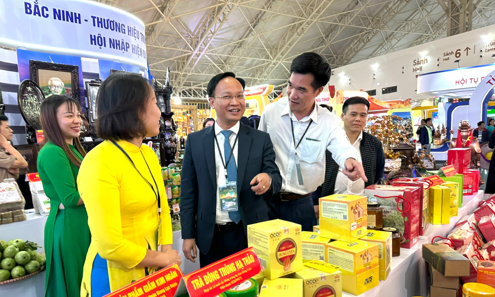 Đồng chí Phạm Văn Thịnh thăm gian trưng bày sản phẩm OCOP tỉnh Bắc Ninnh.
Ảnh: Trần Đức