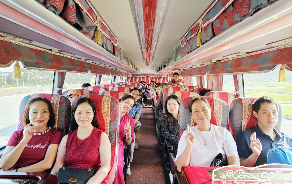 Người dân Bắc Ninh trên chuyến xe đưa đón miễn phí đi tham gia Hội chợ Mùa thu. Ảnh: Lệ Thanh