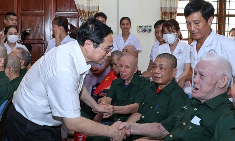 Thủ tướng Phạm Minh Chính thăm, tặng quà thương binh, bệnh binh đang được chăm sóc tại Trung tâm Điều dưỡng thương binh Kim Bảng (Ninh Bình).