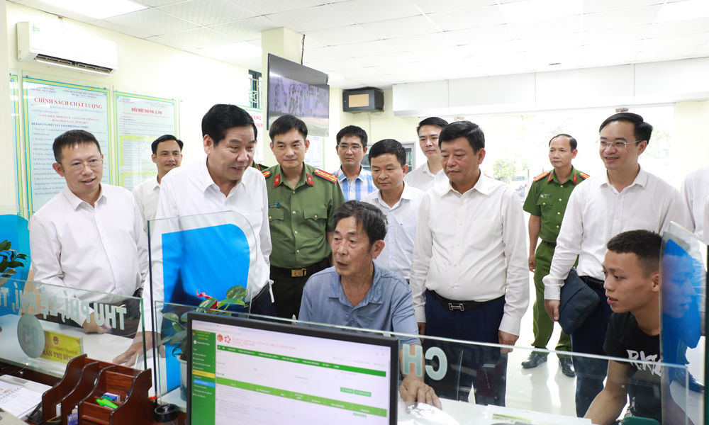 Đồng chí Nguyễn Văn Gấu và các thành viên trong đoàn kiểm tra thực tế tại Trung tâm Phục vụ hành chính công phường Tiền Phong.