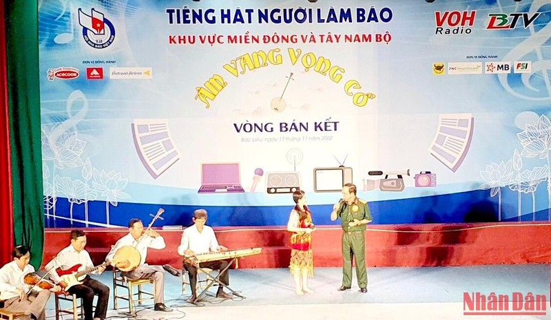 Một tiết mục đêm bán kết “Tiếng hát người làm báo” tại Bạc Liêu.