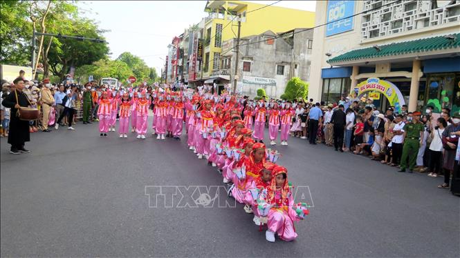 Giới thiệu văn hóa của các vùng miền đến với công chúng và du khách tại Tuần lễ Festival Huế 2022. Ảnh: Tường Vi/TTXVN