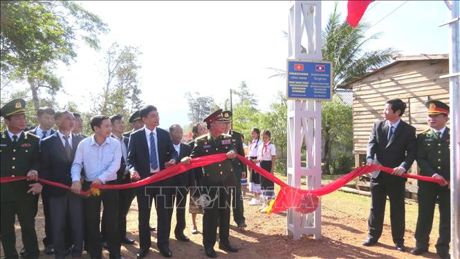 Đoàn đại biểu tỉnh Quảng Bình và Khăm Muộn dự lễ khánh thành, bàn giao công trình “Ánh sáng vùng biên” cùng cổng chào tặng chính quyền và nhân dân Cụm bản Lẳng Khăng.