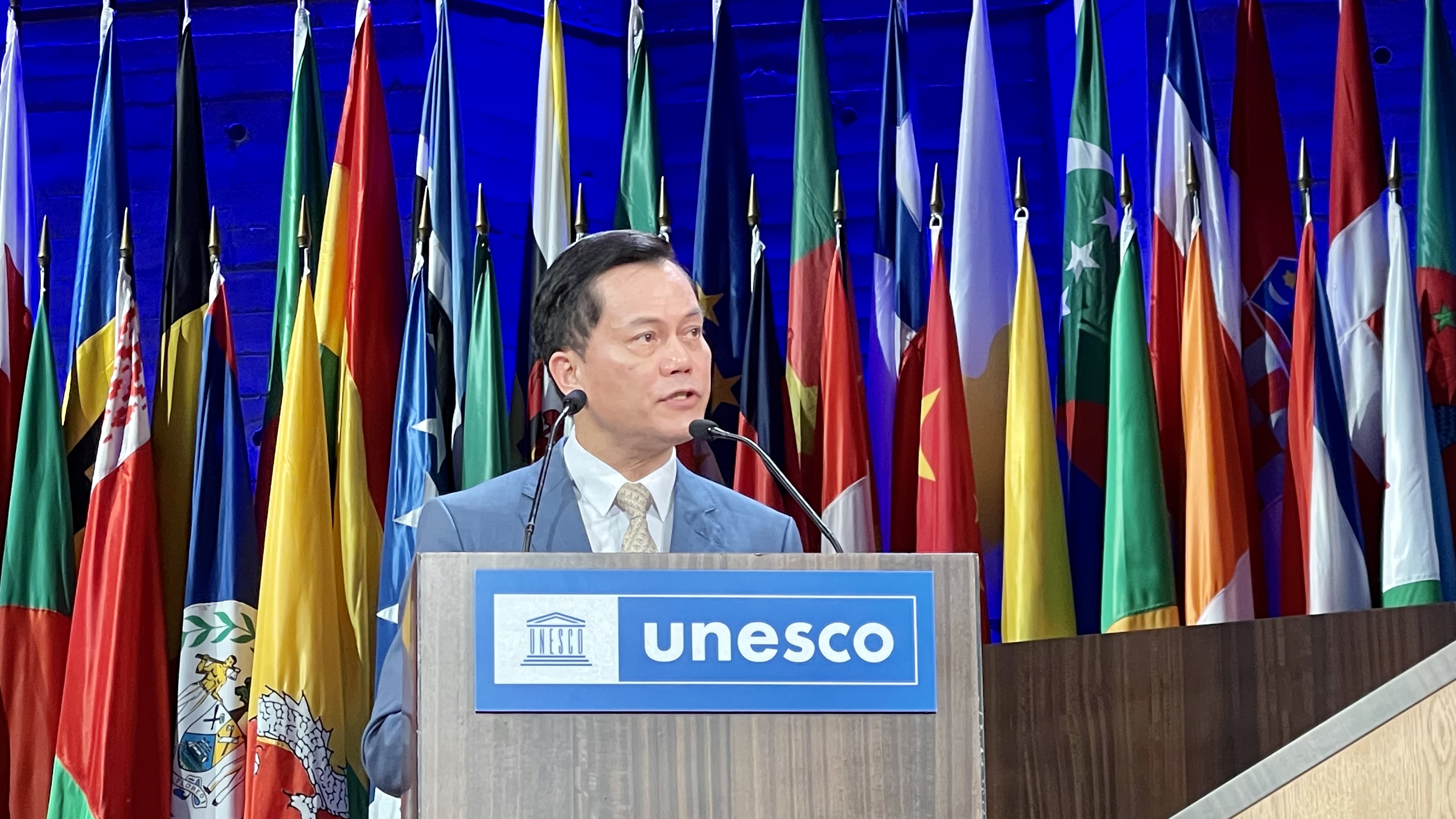 Thứ trưởng Ngoại giao Hà Kim Ngọc, Chủ tịch Ủy ban quốc gia UNESCO Việt Nam phát biểu tại phiên toàn thể kỳ họp lần thứ 42 Đại hội đồng Tổ chức Giáo dục, Khoa học và Văn hóa của Liên hợp quốc (UNESCO) ở thủ đô Paris từ 11 - 22/11. Ảnh: Thu Hà/TTXVN