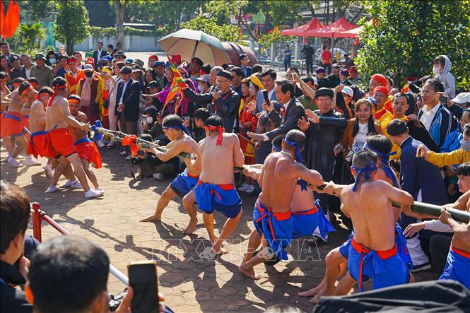 Kéo mỏ cùng với nấu cơm thi, chạy cướp cờ và vật thờ là bốn trò diễn hầu Thánh trong lễ hội đền Vua Bà ở thôn Xuân Lai, xã Xuân Thu, huyện Sóc Sơn, TP Hà Nội diễn ra vào ngày mồng Bốn, tháng Giêng âm lịch hàng năm. Ảnh: Khánh Hoà/TTXVN