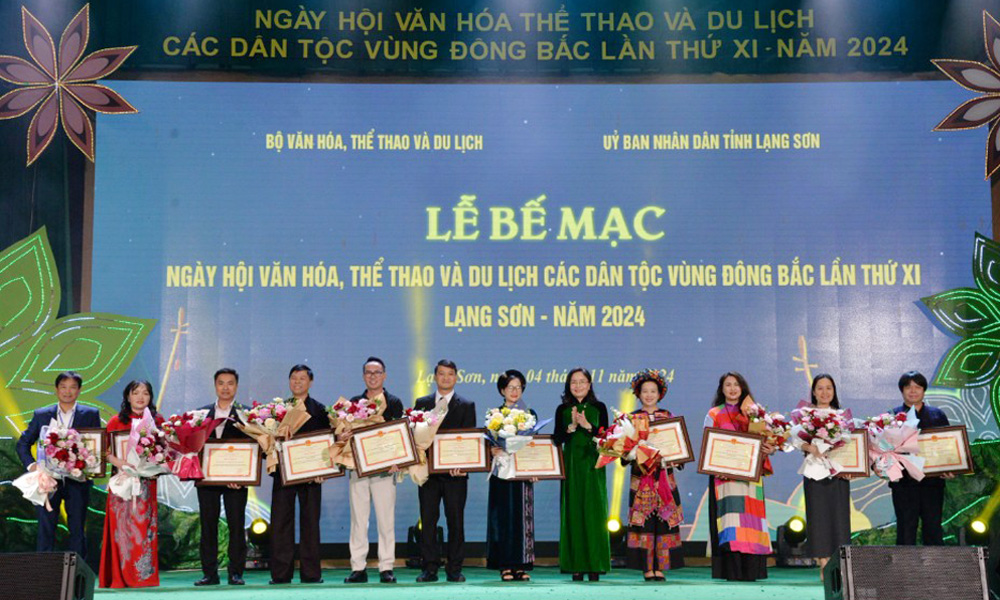 Đại diện đoàn Bắc Giang (thứ 5 từ trái sang) và các tập thể được trao Bằng khen của Bộ VHTTDL do có thành tích xuất sắc tham gia ngày hội.