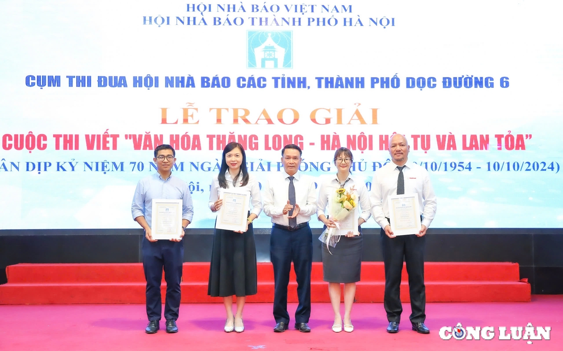 Phó Chủ tịch Thường trực Hội Nhà báo Việt Nam Nguyễn Đức Lợi trao giải Đặc biệt cho nhóm tác giả Báo Hà Nội mới.