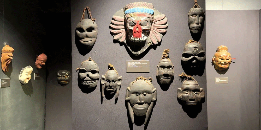 Các mặt nạ truyền thống châu Á được trưng bày tại triển lãm.