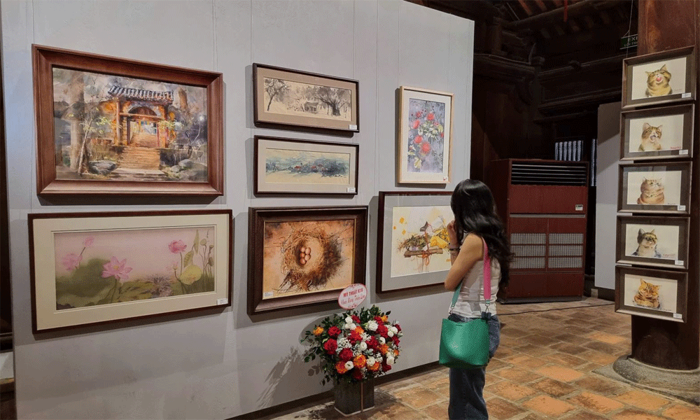 Khách tham quan, cảm nhận từ các tác phẩm tại triển lãm.