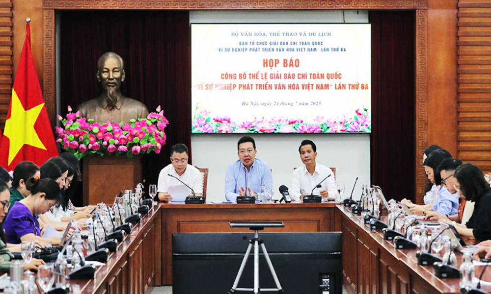 Toàn cảnh buổi họp báo.