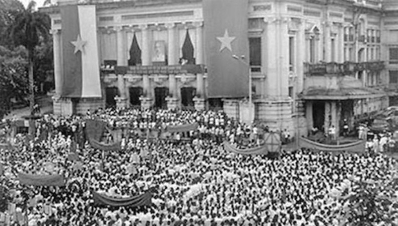 Mít tinh Tổng Khởi nghĩa ở Quảng trường Nhà hát Lớn Hà Nội, ngày 19/8/1945.