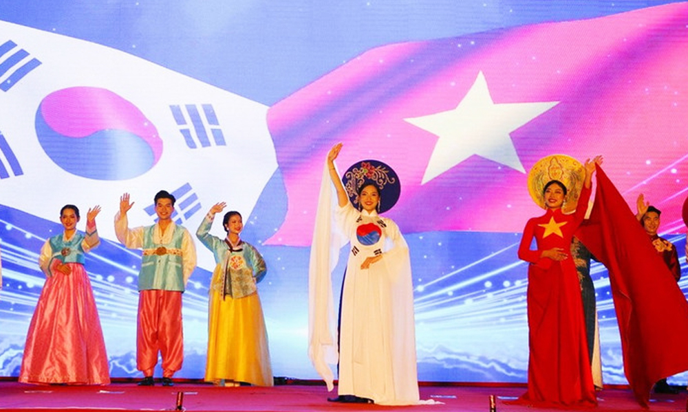 Trình diễn trang phục truyền thống của Việt Nam và Hàn Quốc tại Lễ Khai mạc Lễ hội Việt Nam-Hàn Quốc tại Đà Nẵng.