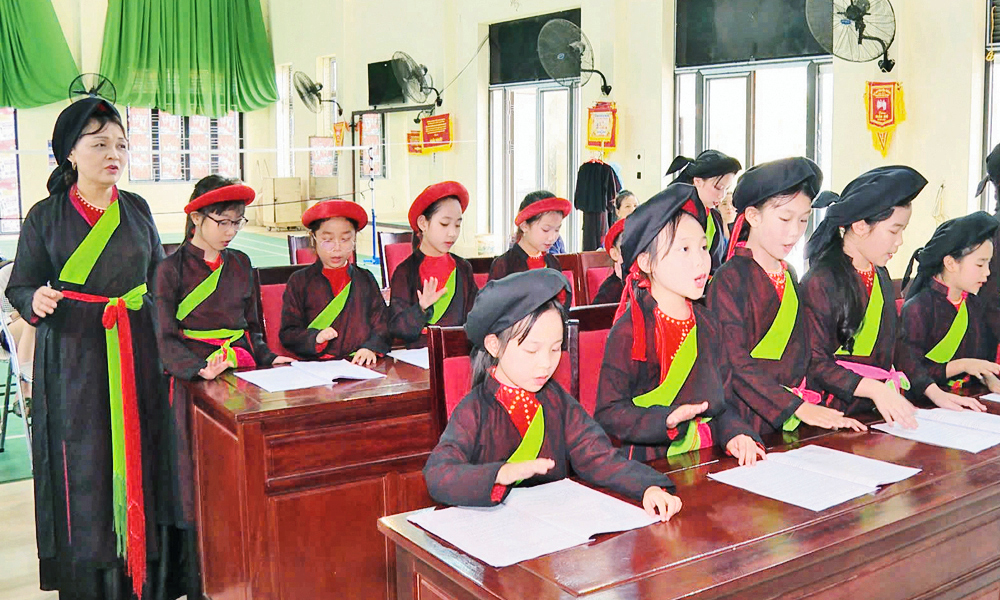 Câu lạc bộ Quan họ thôn Thượng xã Phật Tích hướng dẫn các em thiếu nhi học hát quan họ.