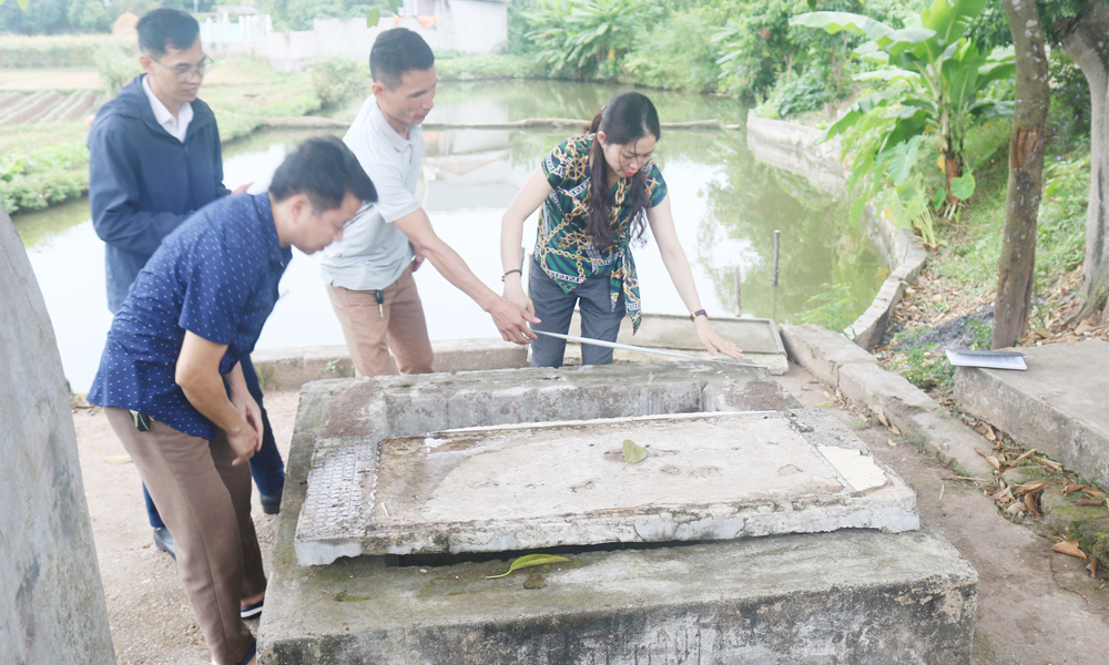Đoàn cán bộ Bảo tàng Bắc Ninh số 1 khảo sát giếng vuông ở xã Nhã Nam.