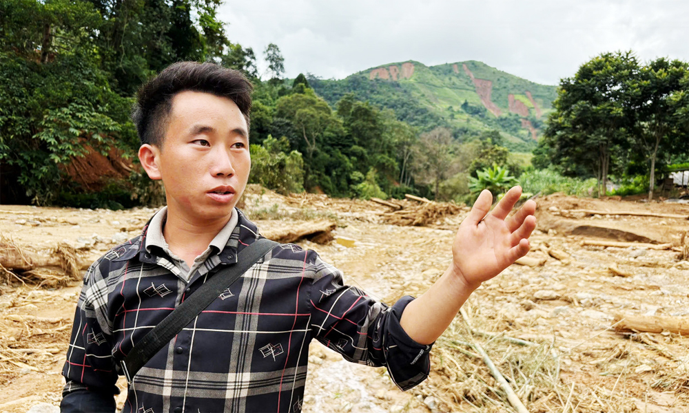 Trưởng bản Mùa A Thi không quản hiểm nguy trước cơn lũ dữ, kêu gọi dân bản và trực tiếp hỗ trợ người già, trẻ em chạy nạn.