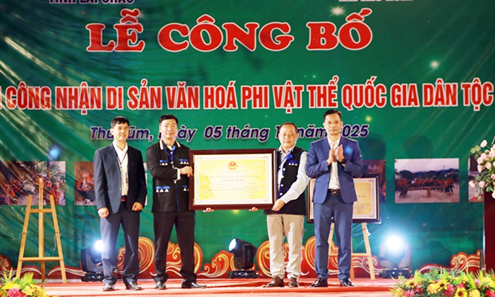 Trao Chứng nhận Diễn xướng Xa Nhà Ca là Di sản văn hóa phi vật thể Quốc gia cho chính quyền nhân dân xã Thu Lũm. (Ảnh: TTXVN)