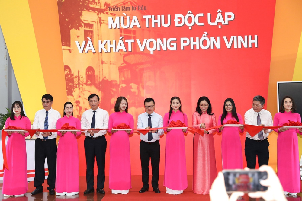 Ông Lê Quốc Minh, Ủy viên Trung ương Đảng, Phó Trưởng Ban Tuyên giáo Trung ương, Tổng biên tập báo Nhân Dân cùng các đại biểu cắt băng khai mạc.