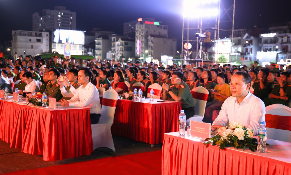 Các đại biểu dự chương trình.