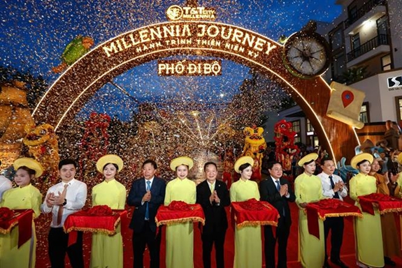 Các đại biểu cắt băng khai trương tuyến phố đi bộ Millennia Journey – Hành trình thiên niên kỷ.