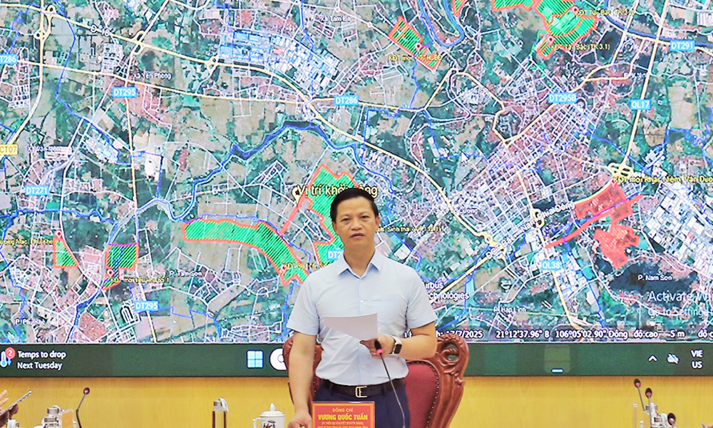 Chủ tịch UBND tỉnh Vương Quốc Tuấn phát biểu tại hội nghị.