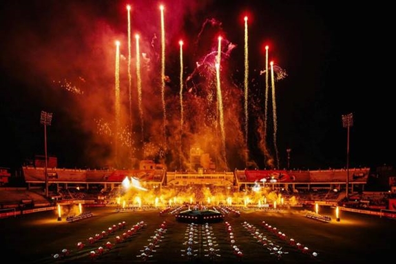 Với sự đầu tư công nghệ hiện đại như laser mapping, sân khấu di động, hiệu ứng ánh sáng 360 độ, công nghệ trình chiếu, lễ khai mạc Giải bóng đá Công an, Cảnh sát các nước ASEAN mở rộng 2025 đạt chuẩn như các sự kiện quốc tế lớn. Ảnh: BTC.