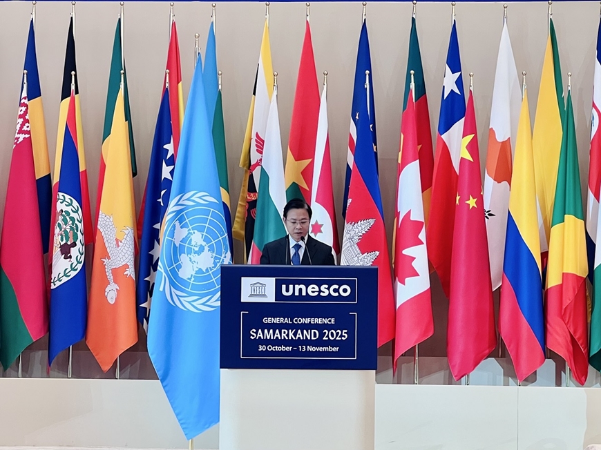 Thứ trưởng Bộ Ngoại giao Ngô Lê Văn phát biểu tại Kỳ họp Đại hội đồng UNESCO lần thứ 43. Ảnh: TRÀ NGUYỄN