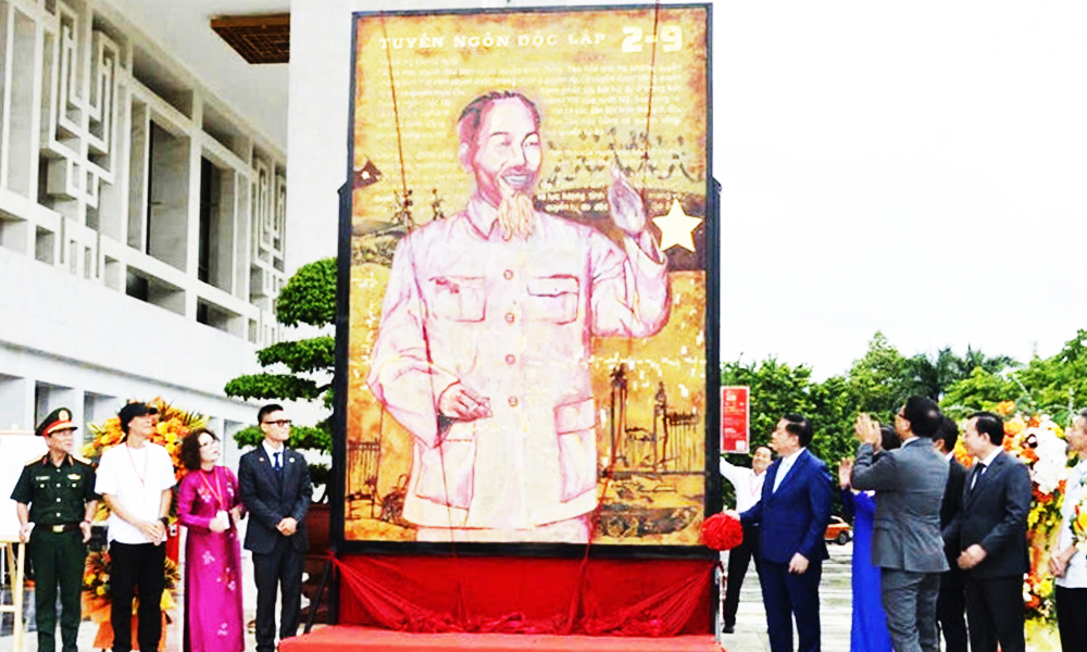 Đồng chí Nguyễn Trọng Nghĩa, Ủy viên Bộ Chính trị, Bí thư Trung ương Đảng, Trưởng Ban Tuyên giáo và Dân vận Trung ương dự và cắt băng khai mạc.