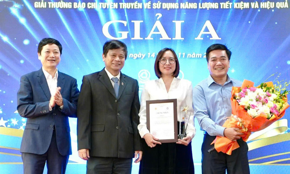 Các đồng chí Trần Trọng Dũng, Trần Văn Đức chúc mừng nhóm tác giả đoạt giải.