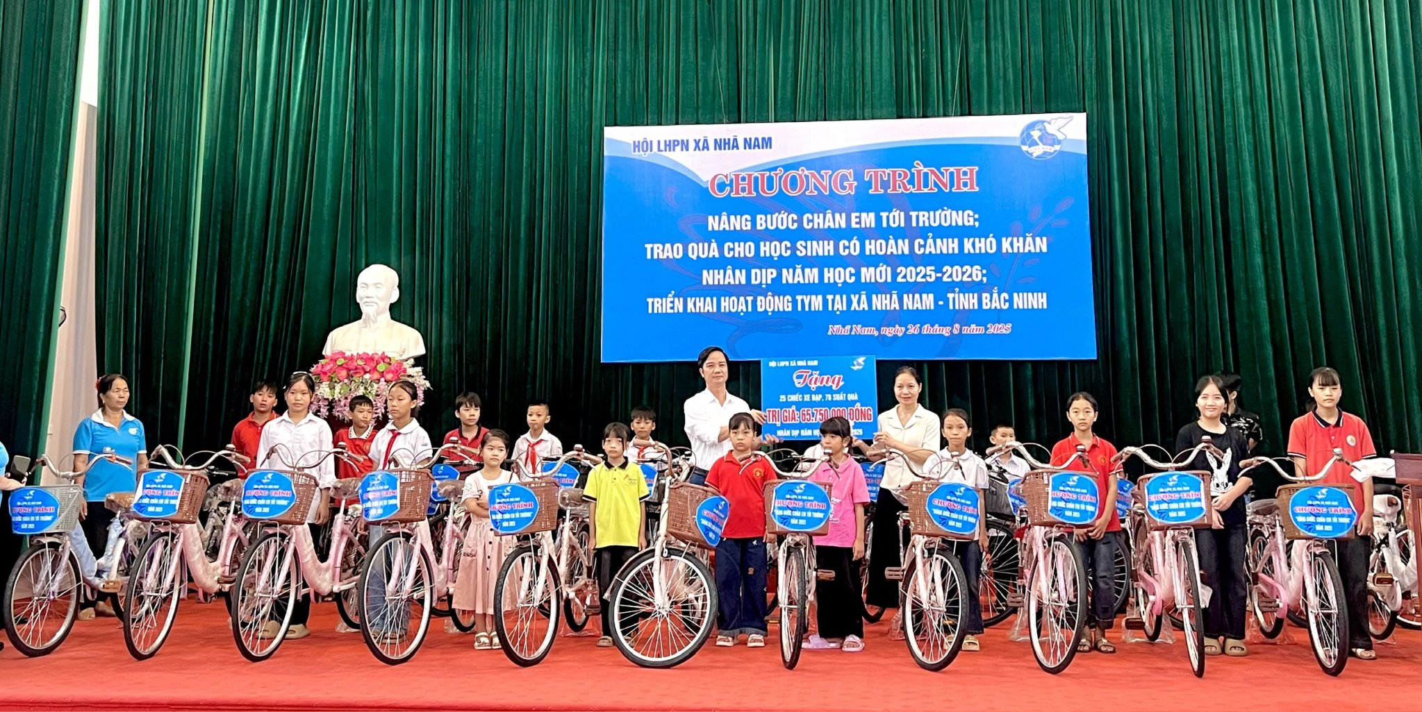 Từ nguồn quỹ bán phế liệu, Hội Liên hiệp Phụ nữ xã Nhã Nam tặng xe đạp cho học sinh khó khăn.