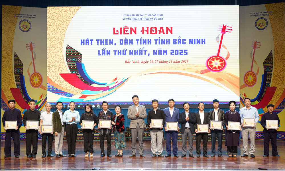 Đồng chí Trương Quang Hải, Phó Giám đốc Sở Văn hóa, Thể thao và Du lịch, Trưởng Ban tổ chức Liên hoan và các đại biểu trao giải Toàn đoàn cho các đoàn nghệ thuật quần chúng.