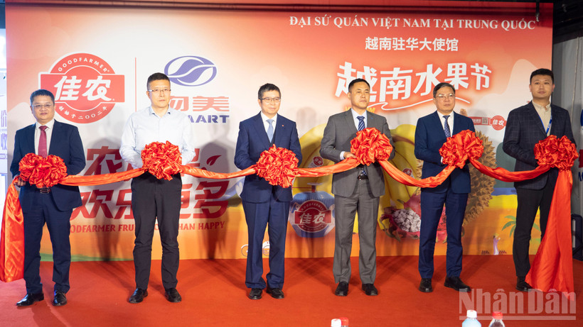 Lễ cắt băng khai trương Ngày hàng Việt Nam tại Trung Quốc và Lễ hội trái cây Việt Nam.