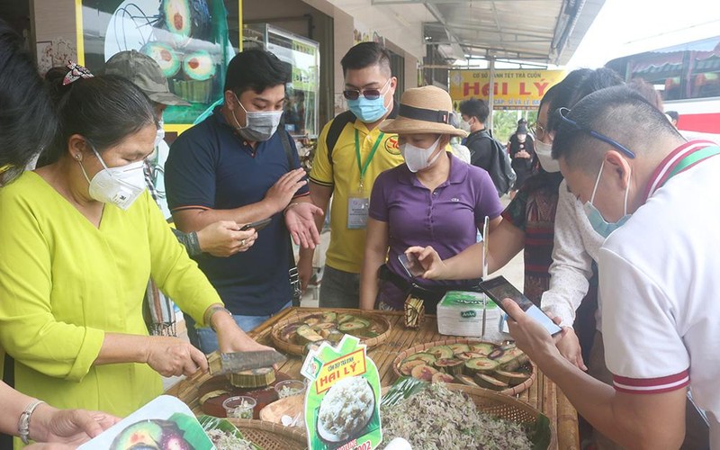 Bánh tét 3 màu đạt hạng OCOP 3 sao của cơ sở bánh tét Trà Cuôn Hai Lý, huyện Cầu Ngang, tỉnh Trà Vinh.