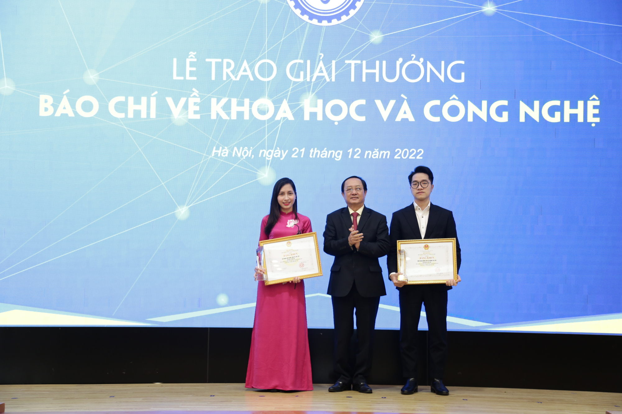 Bộ trưởng Bộ Khoa học và Công nghệ Huỳnh Thành Đạt trao giải Nhất Giải thưởng báo chí về khoa học và công nghệ năm 2021. Ảnh: Khắc Ngọc