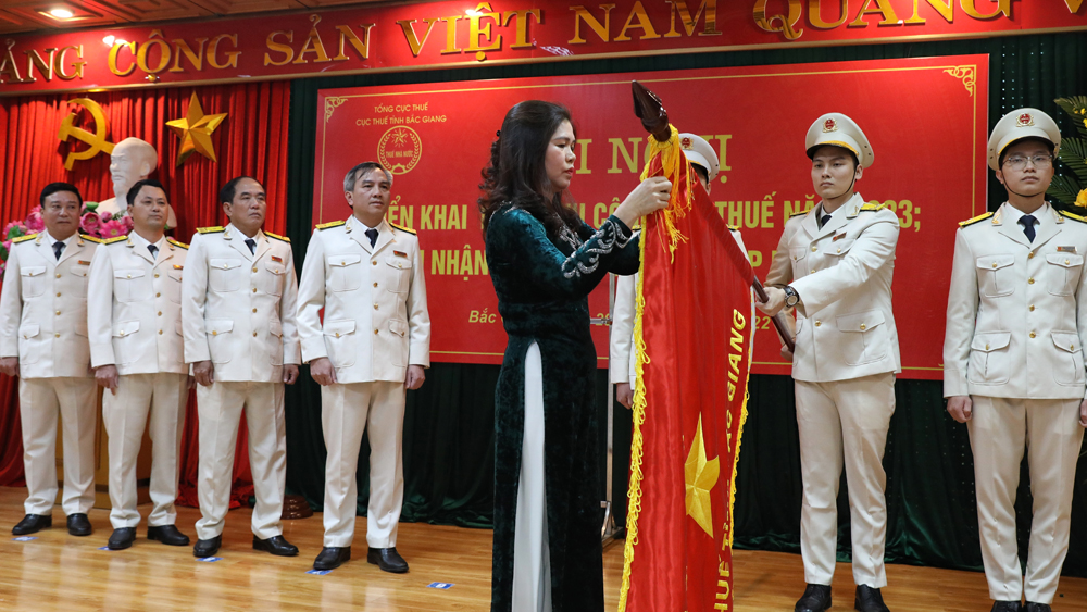 Đồng chí Lâm Thị Hương Thành trao Huân chương Độc lập hạng Ba của Chủ tịch nước cho Cục Thuế tỉnh.