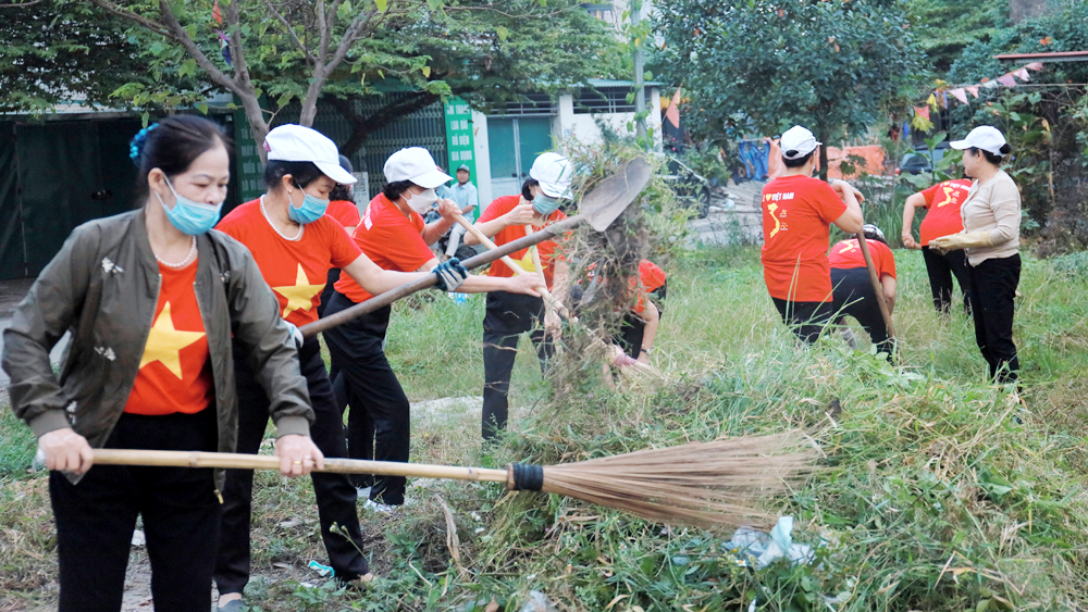 Hội viên phụ nữ tổ dân phố Chi Ly 2, phường Trần Phú (TP Bắc Giang) phát quang cỏ dại khu vực công cộng.