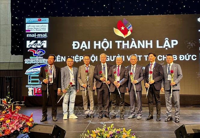 Chủ tịch Liên hiệp Hội người Việt tại CHLB Đức Nguyễn Văn Hiền (thứ ba, từ phải sang) cùng 7 Phó Chủ tịch. Ảnh: Phương Hoa/TTXVN