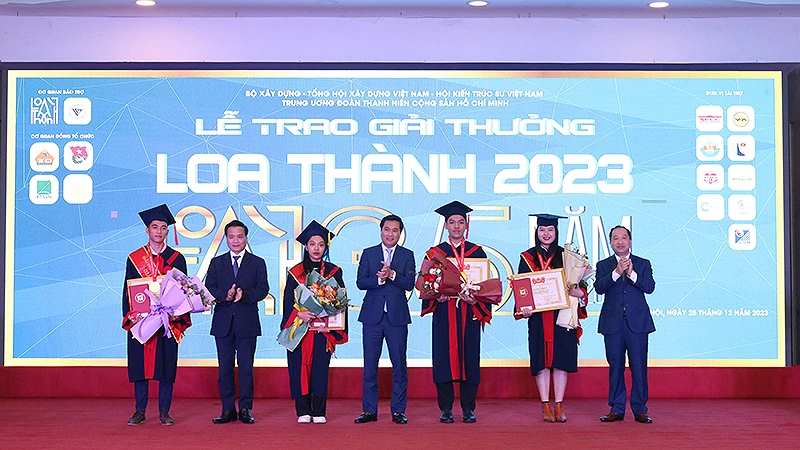 Đại diện lãnh đạo các bộ, ngành, đơn vị trao giải Nhất Giải thưởng Loa Thành năm 2023 tặng 4 sinh viên xuất sắc.