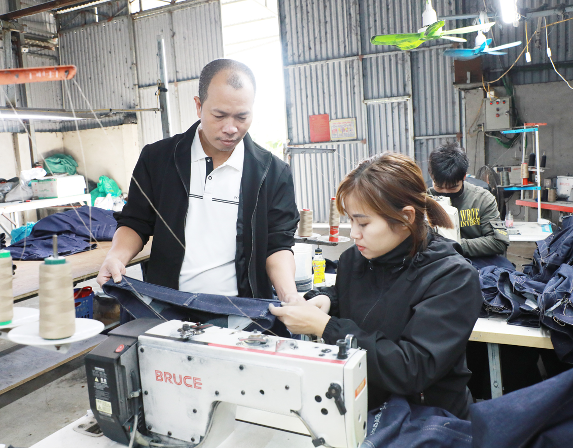 Anh Nguyễn Văn Tưởng kiểm tra sản phẩm.